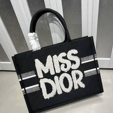 Book Tote 手袋由 Dior 女装创意总监玛丽亚·嘉茜娅·蔻丽 (Maria Grazia Ch Book Tote 手袋由 Dior 女装创意总监玛丽亚·嘉茜娅·蔻丽 (Maria Grazia Ch