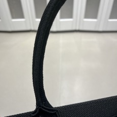 Book Tote 手袋由 Dior 女装创意总监玛丽亚·嘉茜娅·蔻丽 (Maria Grazia Ch Book Tote 手袋由 Dior 女装创意总监玛丽亚·嘉茜娅·蔻丽 (Maria Grazia Ch