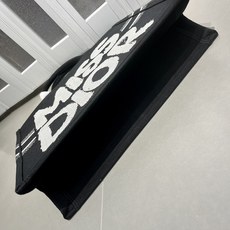 Book Tote 手袋由 Dior 女装创意总监玛丽亚·嘉茜娅·蔻丽 (Maria Grazia Ch Book Tote 手袋由 Dior 女装创意总监玛丽亚·嘉茜娅·蔻丽 (Maria Grazia Ch