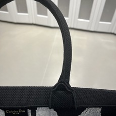 Book Tote 手袋由 Dior 女装创意总监玛丽亚·嘉茜娅·蔻丽 (Maria Grazia Ch Book Tote 手袋由 Dior 女装创意总监玛丽亚·嘉茜娅·蔻丽 (Maria Grazia Ch