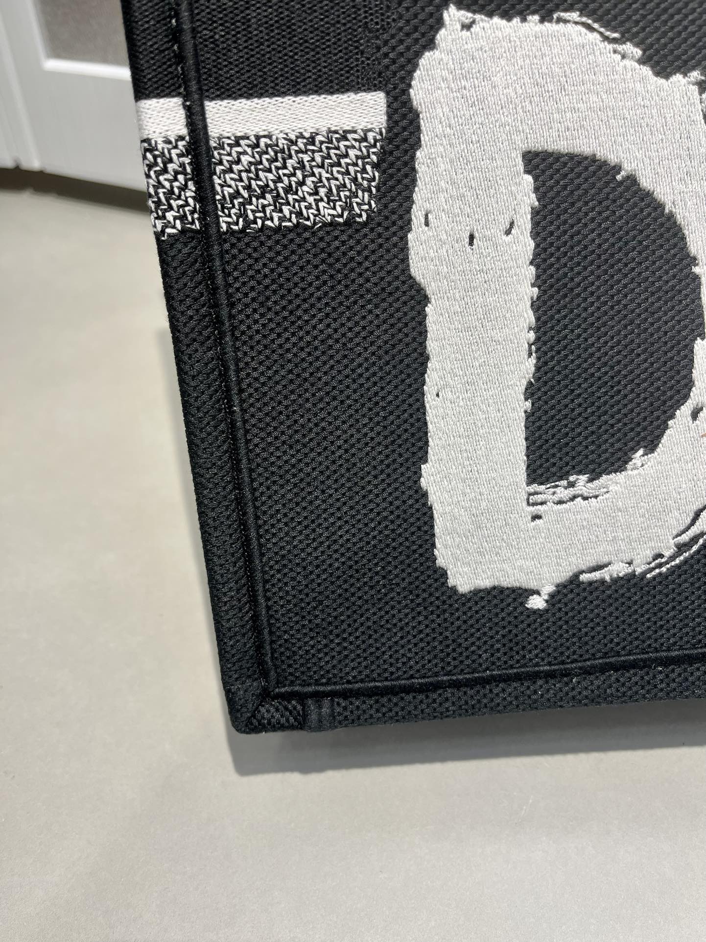 Book Tote 手袋由 Dior 女装创意总监玛丽亚·嘉茜娅·蔻丽 (Maria Grazia Ch Book Tote 手袋由 Dior 女装创意总监玛丽亚·嘉茜娅·蔻丽 (Maria Grazia Ch