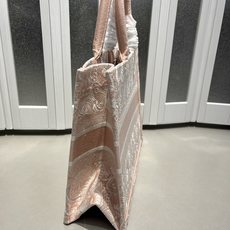 Book Tote 手袋由 Dior 女装创意总监玛丽亚·嘉茜娅·蔻丽 (Maria Grazia Ch Book Tote 手袋由 Dior 女装创意总监玛丽亚·嘉茜娅·蔻丽 (Maria Grazia Ch