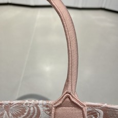 Book Tote 手袋由 Dior 女装创意总监玛丽亚·嘉茜娅·蔻丽 (Maria Grazia Ch Book Tote 手袋由 Dior 女装创意总监玛丽亚·嘉茜娅·蔻丽 (Maria Grazia Ch