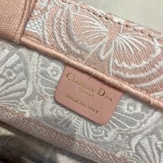 Book Tote 手袋由 Dior 女装创意总监玛丽亚·嘉茜娅·蔻丽 (Maria Grazia Ch Book Tote 手袋由 Dior 女装创意总监玛丽亚·嘉茜娅·蔻丽 (Maria Grazia Ch