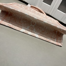 Book Tote 手袋由 Dior 女装创意总监玛丽亚·嘉茜娅·蔻丽 (Maria Grazia Ch Book Tote 手袋由 Dior 女装创意总监玛丽亚·嘉茜娅·蔻丽 (Maria Grazia Ch