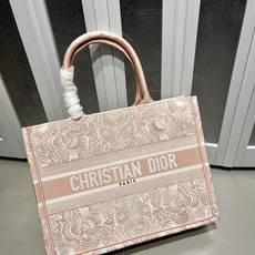 Book Tote 手袋由 Dior 女装创意总监玛丽亚·嘉茜娅·蔻丽 (Maria Grazia Ch Book Tote 手袋由 Dior 女装创意总监玛丽亚·嘉茜娅·蔻丽 (Maria Grazia Ch