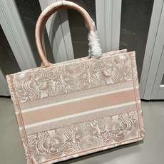 Book Tote 手袋由 Dior 女装创意总监玛丽亚·嘉茜娅·蔻丽 (Maria Grazia Ch Book Tote 手袋由 Dior 女装创意总监玛丽亚·嘉茜娅·蔻丽 (Maria Grazia Ch