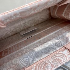 Book Tote 手袋由 Dior 女装创意总监玛丽亚·嘉茜娅·蔻丽 (Maria Grazia Ch Book Tote 手袋由 Dior 女装创意总监玛丽亚·嘉茜娅·蔻丽 (Maria Grazia Ch