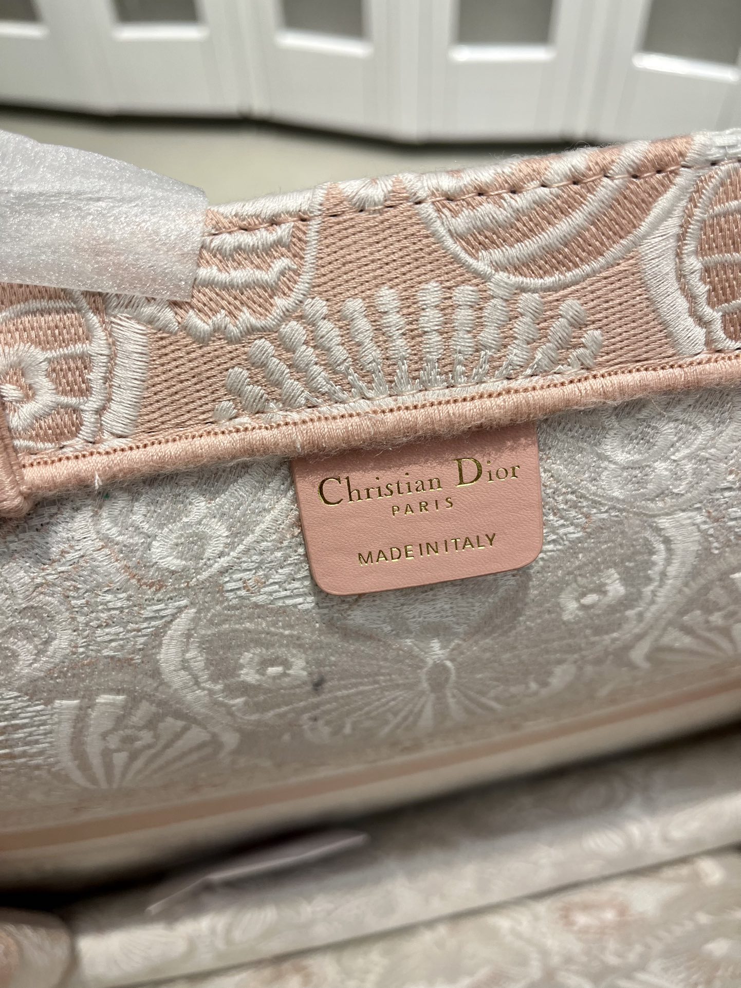 Book Tote 手袋由 Dior 女装创意总监玛丽亚·嘉茜娅·蔻丽 (Maria Grazia Ch