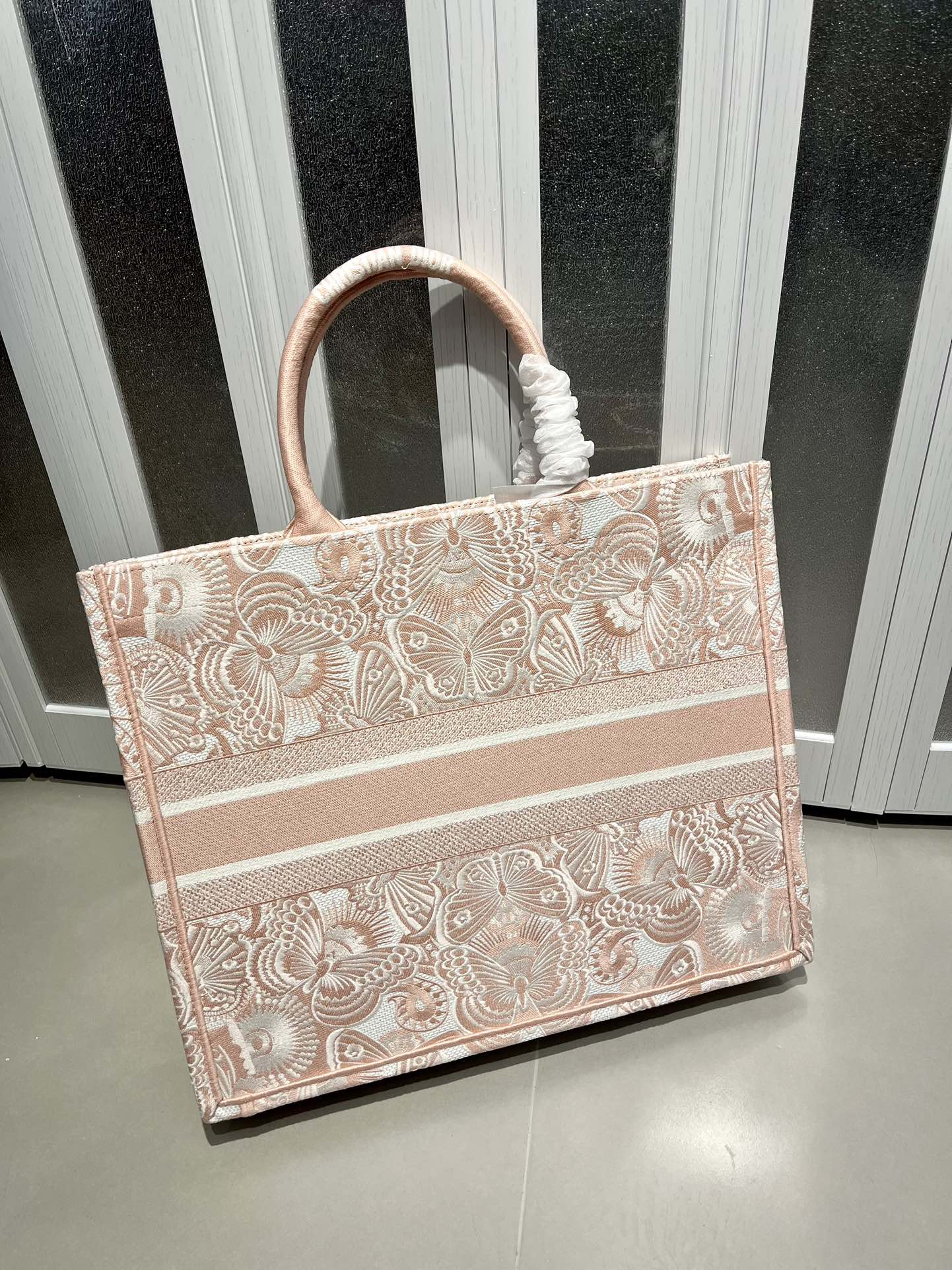 Book Tote 手袋由 Dior 女装创意总监玛丽亚·嘉茜娅·蔻丽 (Maria Grazia Ch