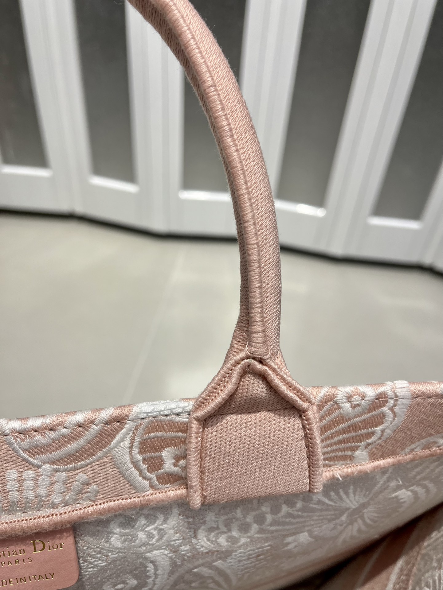 Book Tote 手袋由 Dior 女装创意总监玛丽亚·嘉茜娅·蔻丽 (Maria Grazia Ch