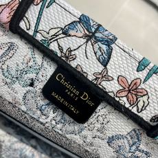 Book Tote 手袋由 Dior 女装创意总监玛丽亚·嘉茜娅·蔻丽 (Maria Grazia Ch Book Tote 手袋由 Dior 女装创意总监玛丽亚·嘉茜娅·蔻丽 (Maria Grazia Ch