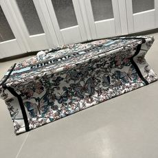 Book Tote 手袋由 Dior 女装创意总监玛丽亚·嘉茜娅·蔻丽 (Maria Grazia Ch Book Tote 手袋由 Dior 女装创意总监玛丽亚·嘉茜娅·蔻丽 (Maria Grazia Ch