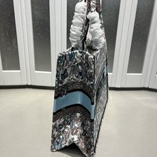 Book Tote 手袋由 Dior 女装创意总监玛丽亚·嘉茜娅·蔻丽 (Maria Grazia Ch Book Tote 手袋由 Dior 女装创意总监玛丽亚·嘉茜娅·蔻丽 (Maria Grazia Ch