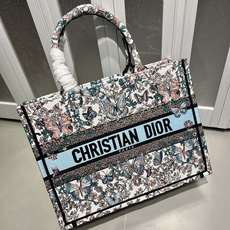 Book Tote 手袋由 Dior 女装创意总监玛丽亚·嘉茜娅·蔻丽 (Maria Grazia Ch Book Tote 手袋由 Dior 女装创意总监玛丽亚·嘉茜娅·蔻丽 (Maria Grazia Ch