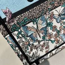 Book Tote 手袋由 Dior 女装创意总监玛丽亚·嘉茜娅·蔻丽 (Maria Grazia Ch Book Tote 手袋由 Dior 女装创意总监玛丽亚·嘉茜娅·蔻丽 (Maria Grazia Ch