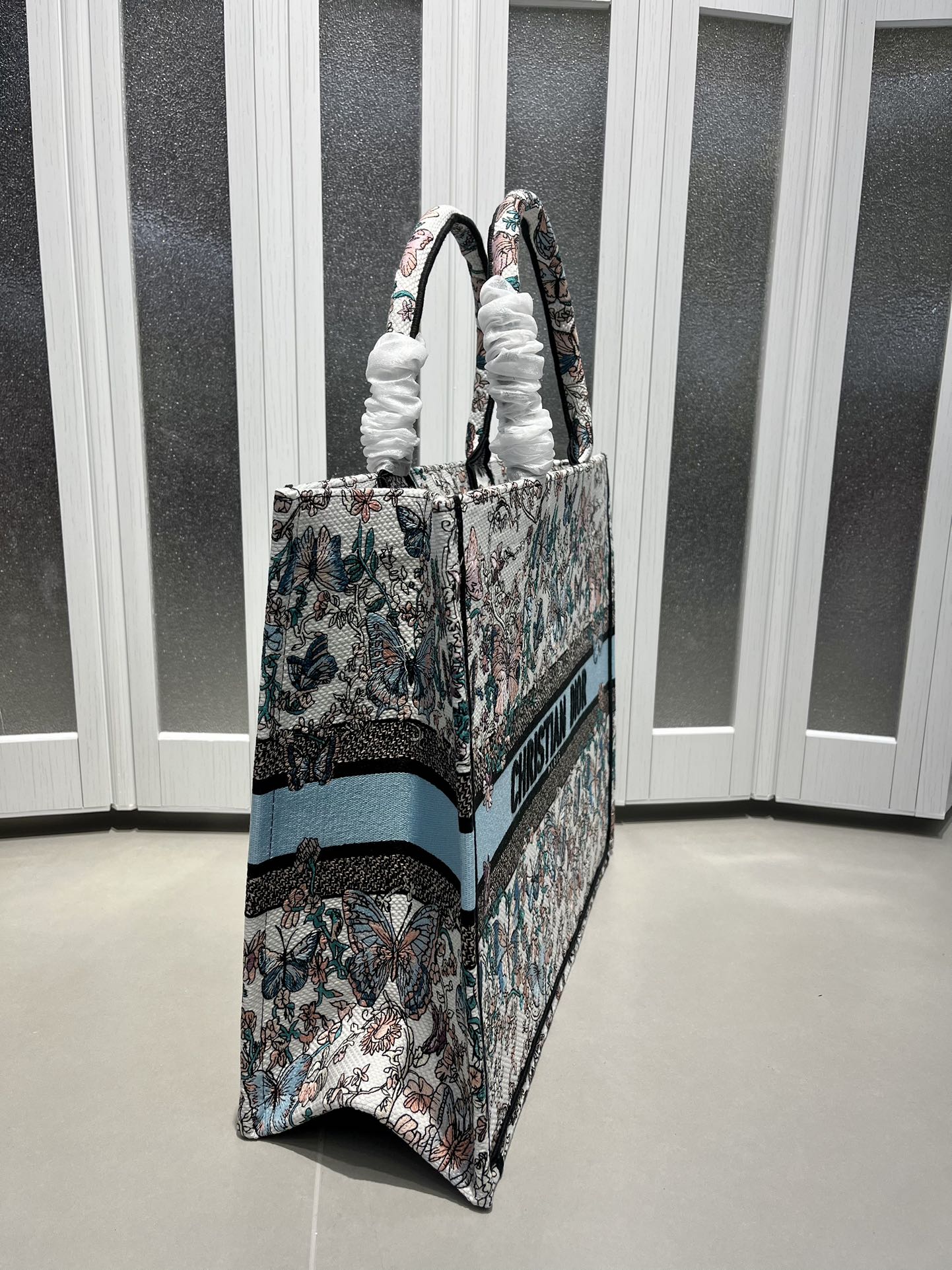 Book Tote 手袋由 Dior 女装创意总监玛丽亚·嘉茜娅·蔻丽 (Maria Grazia Ch