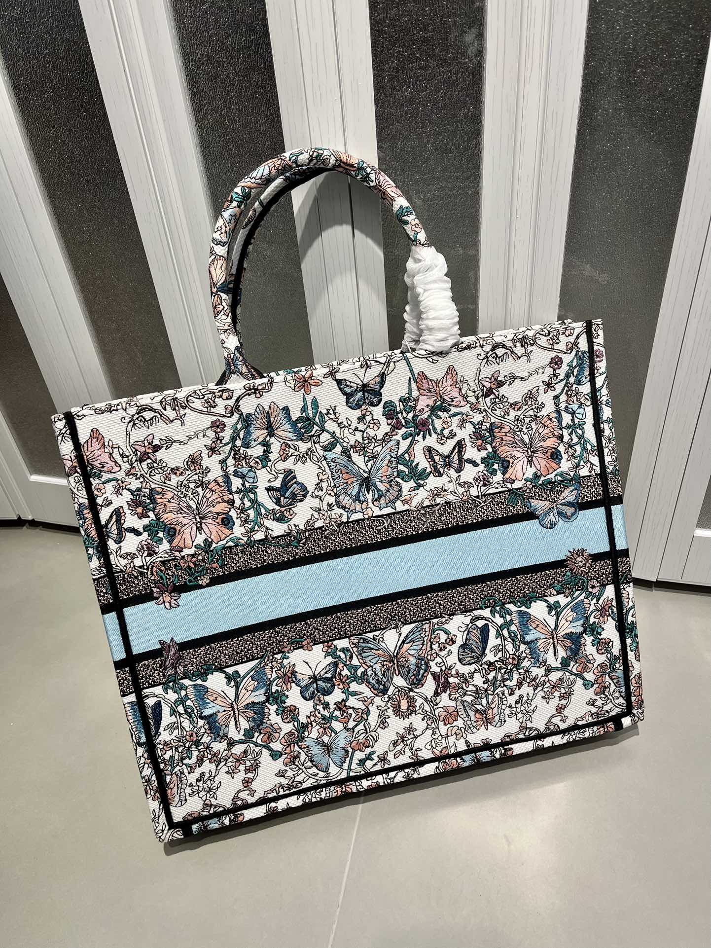 Book Tote 手袋由 Dior 女装创意总监玛丽亚·嘉茜娅·蔻丽 (Maria Grazia Ch