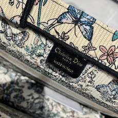 Book Tote 手袋由 Dior 女装创意总监玛丽亚·嘉茜娅·蔻丽 (Maria Grazia Ch Book Tote 手袋由 Dior 女装创意总监玛丽亚·嘉茜娅·蔻丽 (Maria Grazia Ch