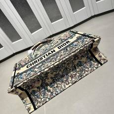 Book Tote 手袋由 Dior 女装创意总监玛丽亚·嘉茜娅·蔻丽 (Maria Grazia Ch Book Tote 手袋由 Dior 女装创意总监玛丽亚·嘉茜娅·蔻丽 (Maria Grazia Ch