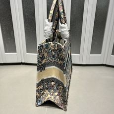 Book Tote 手袋由 Dior 女装创意总监玛丽亚·嘉茜娅·蔻丽 (Maria Grazia Ch Book Tote 手袋由 Dior 女装创意总监玛丽亚·嘉茜娅·蔻丽 (Maria Grazia Ch