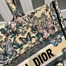 Book Tote 手袋由 Dior 女装创意总监玛丽亚·嘉茜娅·蔻丽 (Maria Grazia Ch Book Tote 手袋由 Dior 女装创意总监玛丽亚·嘉茜娅·蔻丽 (Maria Grazia Ch