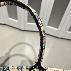 Book Tote 手袋由 Dior 女装创意总监玛丽亚·嘉茜娅·蔻丽 (Maria Grazia Ch Book Tote 手袋由 Dior 女装创意总监玛丽亚·嘉茜娅·蔻丽 (Maria Grazia Ch