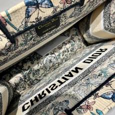 Book Tote 手袋由 Dior 女装创意总监玛丽亚·嘉茜娅·蔻丽 (Maria Grazia Ch Book Tote 手袋由 Dior 女装创意总监玛丽亚·嘉茜娅·蔻丽 (Maria Grazia Ch