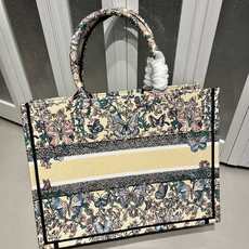 Book Tote 手袋由 Dior 女装创意总监玛丽亚·嘉茜娅·蔻丽 (Maria Grazia Ch Book Tote 手袋由 Dior 女装创意总监玛丽亚·嘉茜娅·蔻丽 (Maria Grazia Ch