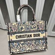 Book Tote 手袋由 Dior 女装创意总监玛丽亚·嘉茜娅·蔻丽 (Maria Grazia Ch Book Tote 手袋由 Dior 女装创意总监玛丽亚·嘉茜娅·蔻丽 (Maria Grazia Ch