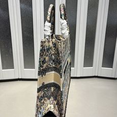 Book Tote 手袋由 Dior 女装创意总监玛丽亚·嘉茜娅·蔻丽 (Maria Grazia Ch Book Tote 手袋由 Dior 女装创意总监玛丽亚·嘉茜娅·蔻丽 (Maria Grazia Ch
