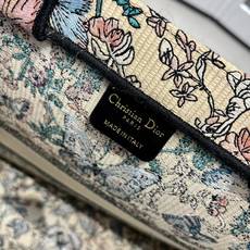Book Tote 手袋由 Dior 女装创意总监玛丽亚·嘉茜娅·蔻丽 (Maria Grazia Ch Book Tote 手袋由 Dior 女装创意总监玛丽亚·嘉茜娅·蔻丽 (Maria Grazia Ch