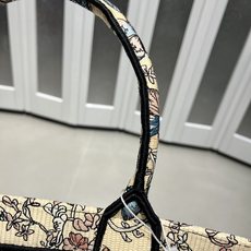 Book Tote 手袋由 Dior 女装创意总监玛丽亚·嘉茜娅·蔻丽 (Maria Grazia Ch Book Tote 手袋由 Dior 女装创意总监玛丽亚·嘉茜娅·蔻丽 (Maria Grazia Ch