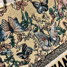 Book Tote 手袋由 Dior 女装创意总监玛丽亚·嘉茜娅·蔻丽 (Maria Grazia Ch Book Tote 手袋由 Dior 女装创意总监玛丽亚·嘉茜娅·蔻丽 (Maria Grazia Ch