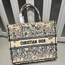Book Tote 手袋由 Dior 女装创意总监玛丽亚·嘉茜娅·蔻丽 (Maria Grazia Ch Book Tote 手袋由 Dior 女装创意总监玛丽亚·嘉茜娅·蔻丽 (Maria Grazia Ch