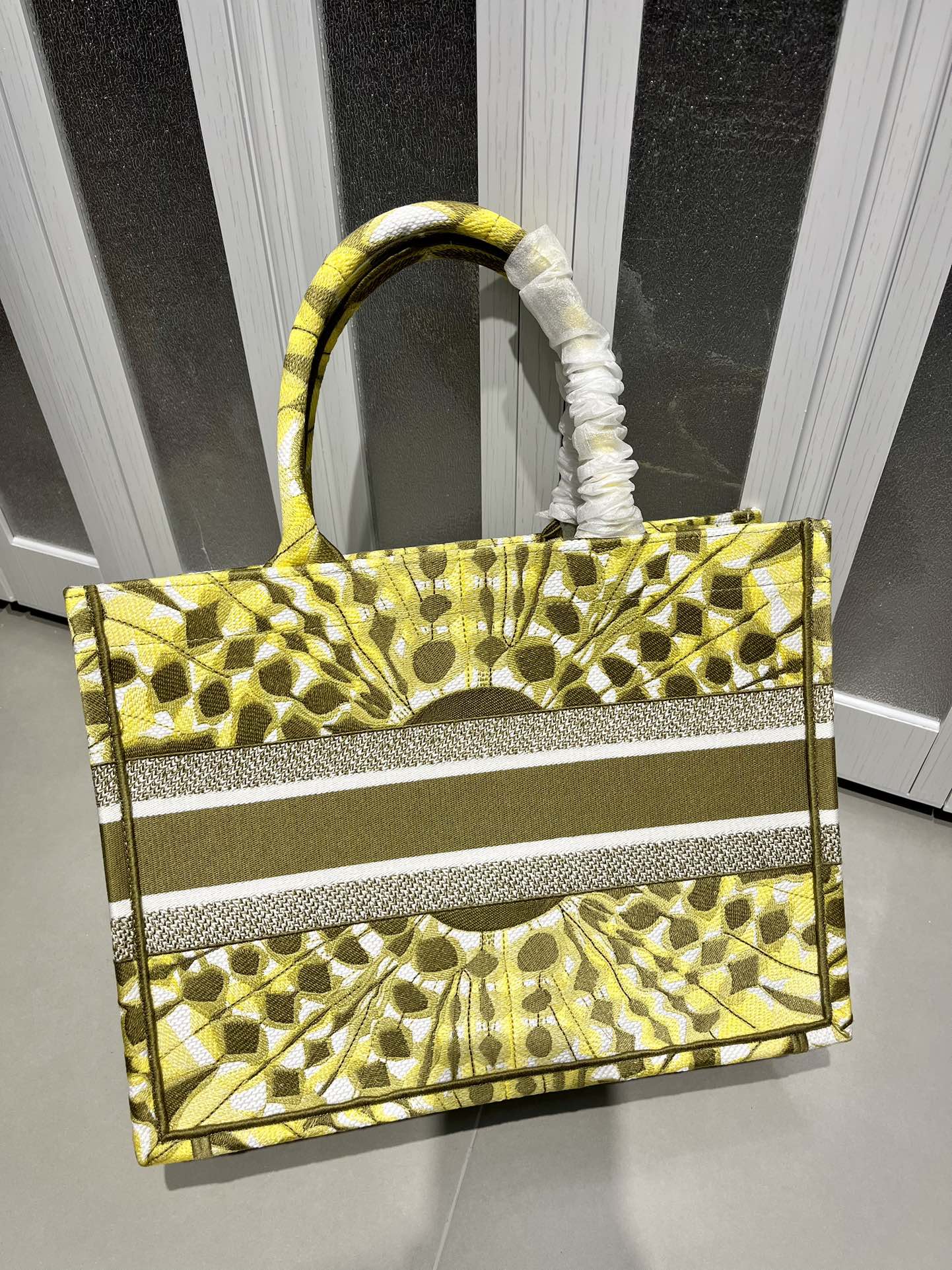 Book Tote 手袋由 Dior 女装创意总监玛丽亚·嘉茜娅·蔻丽 (Maria Grazia Ch