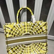 Book Tote 手袋由 Dior 女装创意总监玛丽亚·嘉茜娅·蔻丽 (Maria Grazia Ch Book Tote 手袋由 Dior 女装创意总监玛丽亚·嘉茜娅·蔻丽 (Maria Grazia Ch