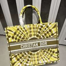 Book Tote 手袋由 Dior 女装创意总监玛丽亚·嘉茜娅·蔻丽 (Maria Grazia Ch Book Tote 手袋由 Dior 女装创意总监玛丽亚·嘉茜娅·蔻丽 (Maria Grazia Ch