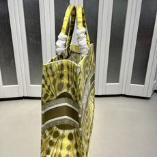 Book Tote 手袋由 Dior 女装创意总监玛丽亚·嘉茜娅·蔻丽 (Maria Grazia Ch Book Tote 手袋由 Dior 女装创意总监玛丽亚·嘉茜娅·蔻丽 (Maria Grazia Ch