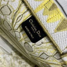 Book Tote 手袋由 Dior 女装创意总监玛丽亚·嘉茜娅·蔻丽 (Maria Grazia Ch Book Tote 手袋由 Dior 女装创意总监玛丽亚·嘉茜娅·蔻丽 (Maria Grazia Ch