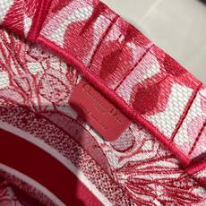 Book Tote 手袋由 Dior 女装创意总监玛丽亚·嘉茜娅·蔻丽 (Maria Grazia Ch Book Tote 手袋由 Dior 女装创意总监玛丽亚·嘉茜娅·蔻丽 (Maria Grazia Ch