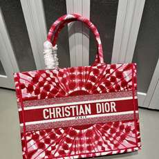 Book Tote 手袋由 Dior 女装创意总监玛丽亚·嘉茜娅·蔻丽 (Maria Grazia Ch Book Tote 手袋由 Dior 女装创意总监玛丽亚·嘉茜娅·蔻丽 (Maria Grazia Ch