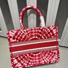 Book Tote 手袋由 Dior 女装创意总监玛丽亚·嘉茜娅·蔻丽 (Maria Grazia Ch Book Tote 手袋由 Dior 女装创意总监玛丽亚·嘉茜娅·蔻丽 (Maria Grazia Ch