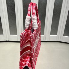 Book Tote 手袋由 Dior 女装创意总监玛丽亚·嘉茜娅·蔻丽 (Maria Grazia Ch Book Tote 手袋由 Dior 女装创意总监玛丽亚·嘉茜娅·蔻丽 (Maria Grazia Ch