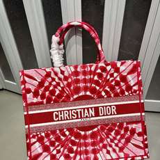 Book Tote 手袋由 Dior 女装创意总监玛丽亚·嘉茜娅·蔻丽 (Maria Grazia Ch Book Tote 手袋由 Dior 女装创意总监玛丽亚·嘉茜娅·蔻丽 (Maria Grazia Ch