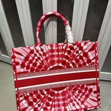 Book Tote 手袋由 Dior 女装创意总监玛丽亚·嘉茜娅·蔻丽 (Maria Grazia Ch Book Tote 手袋由 Dior 女装创意总监玛丽亚·嘉茜娅·蔻丽 (Maria Grazia Ch