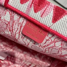 Book Tote 手袋由 Dior 女装创意总监玛丽亚·嘉茜娅·蔻丽 (Maria Grazia Ch Book Tote 手袋由 Dior 女装创意总监玛丽亚·嘉茜娅·蔻丽 (Maria Grazia Ch