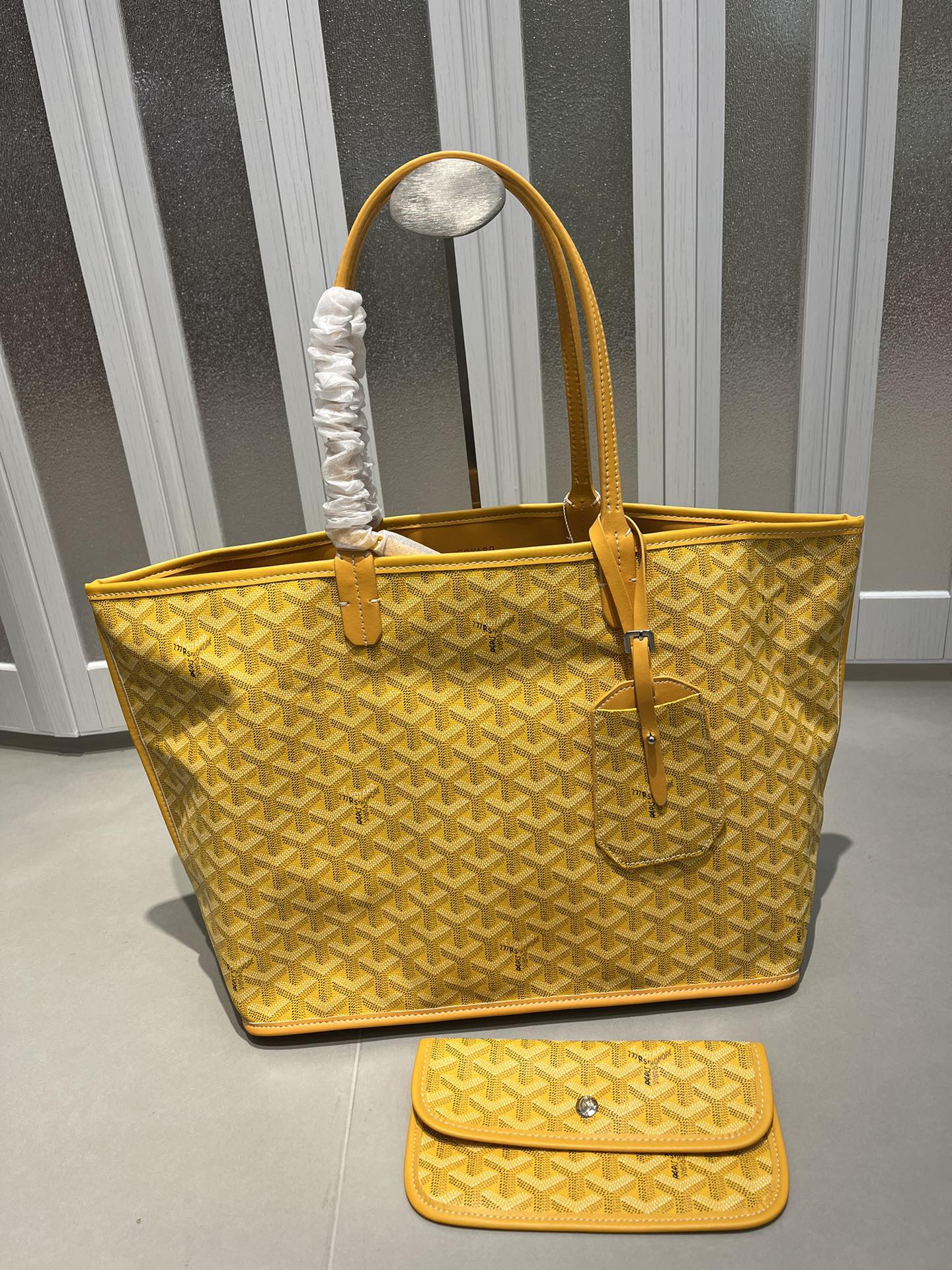双面中号专柜对版升级版。❤️goyard(戈雅)经多次研究与改良,不断提升面料与皮质,全方位独家定制™️只为不断达到客户 双面中号专柜对版升级版。❤️goyard(戈雅)经多次研究与改良,不断提升面料与皮质,全方位独家定制™️只为不断达到客户