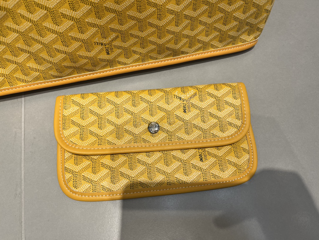双面中号专柜对版升级版。❤️goyard(戈雅)经多次研究与改良,不断提升面料与皮质,全方位独家定制™️只为不断达到客户 双面中号专柜对版升级版。❤️goyard(戈雅)经多次研究与改良,不断提升面料与皮质,全方位独家定制™️只为不断达到客户