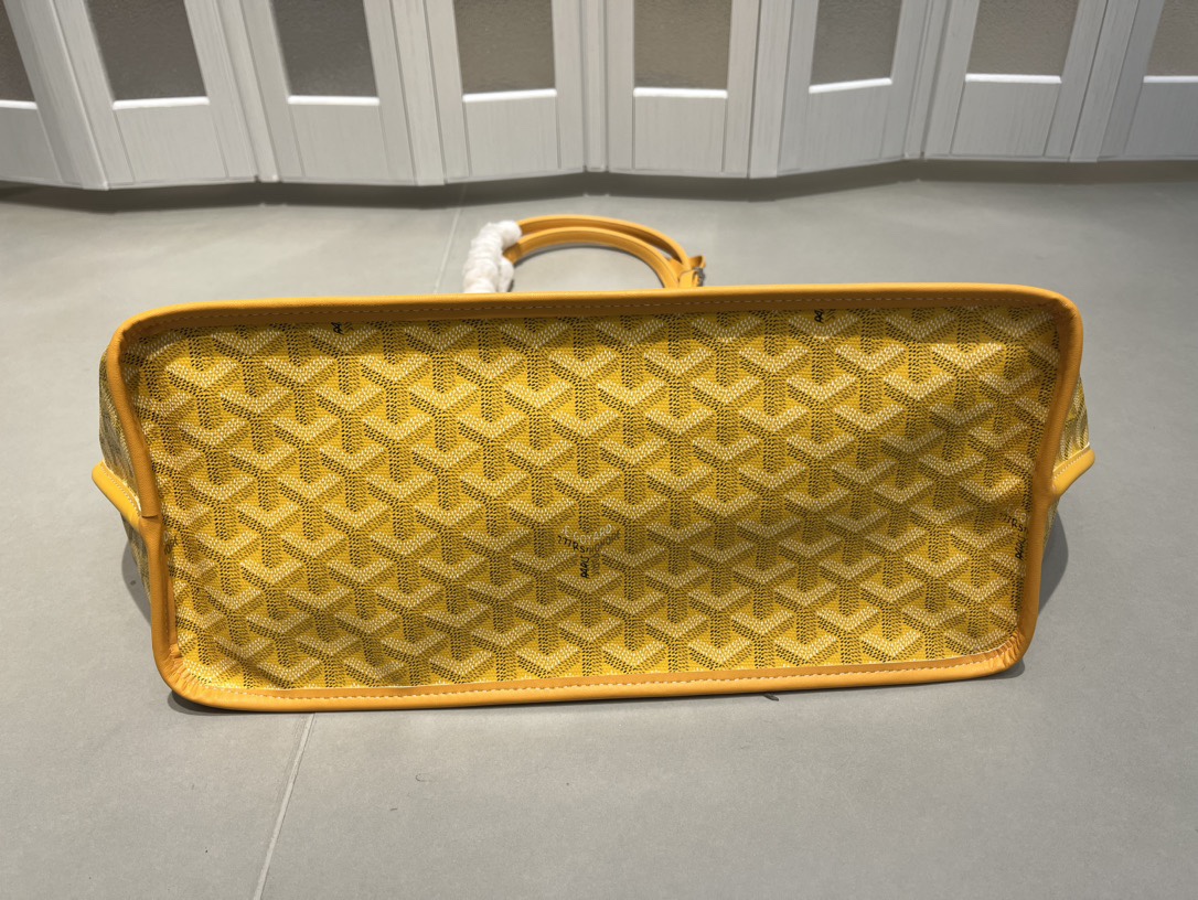 双面中号专柜对版升级版。❤️goyard(戈雅)经多次研究与改良,不断提升面料与皮质,全方位独家定制™️只为不断达到客户 双面中号专柜对版升级版。❤️goyard(戈雅)经多次研究与改良,不断提升面料与皮质,全方位独家定制™️只为不断达到客户